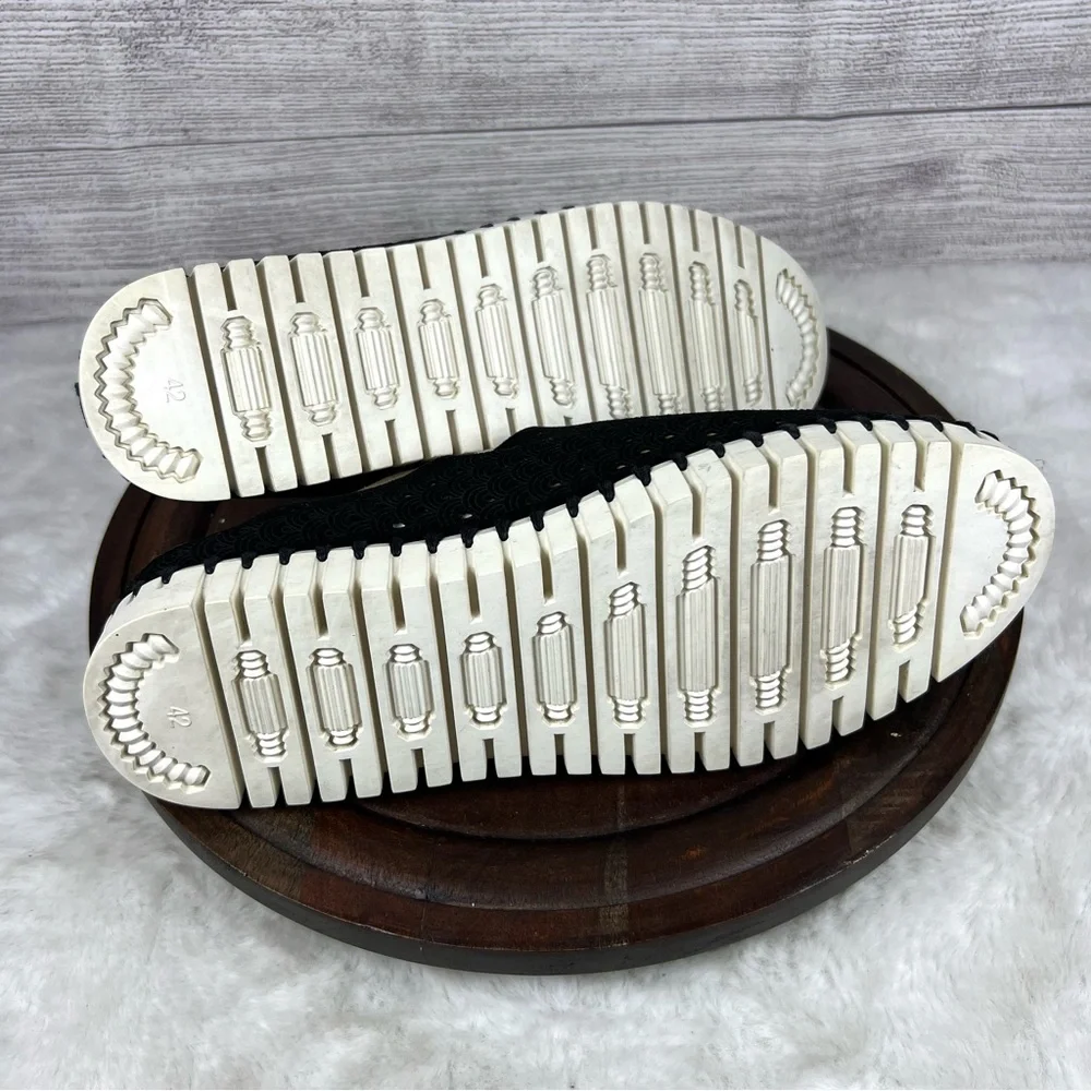 Ilse Jacobson Tulip Laser Cut Mule Black &White
Women's Sneakers Size EU 42 - Picture 10 of 11